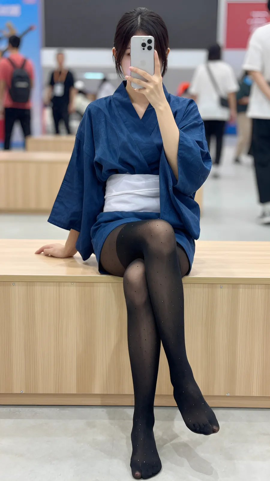 20D 纯黑连裤袜 · 桌沿伸腿坐姿 visual reference