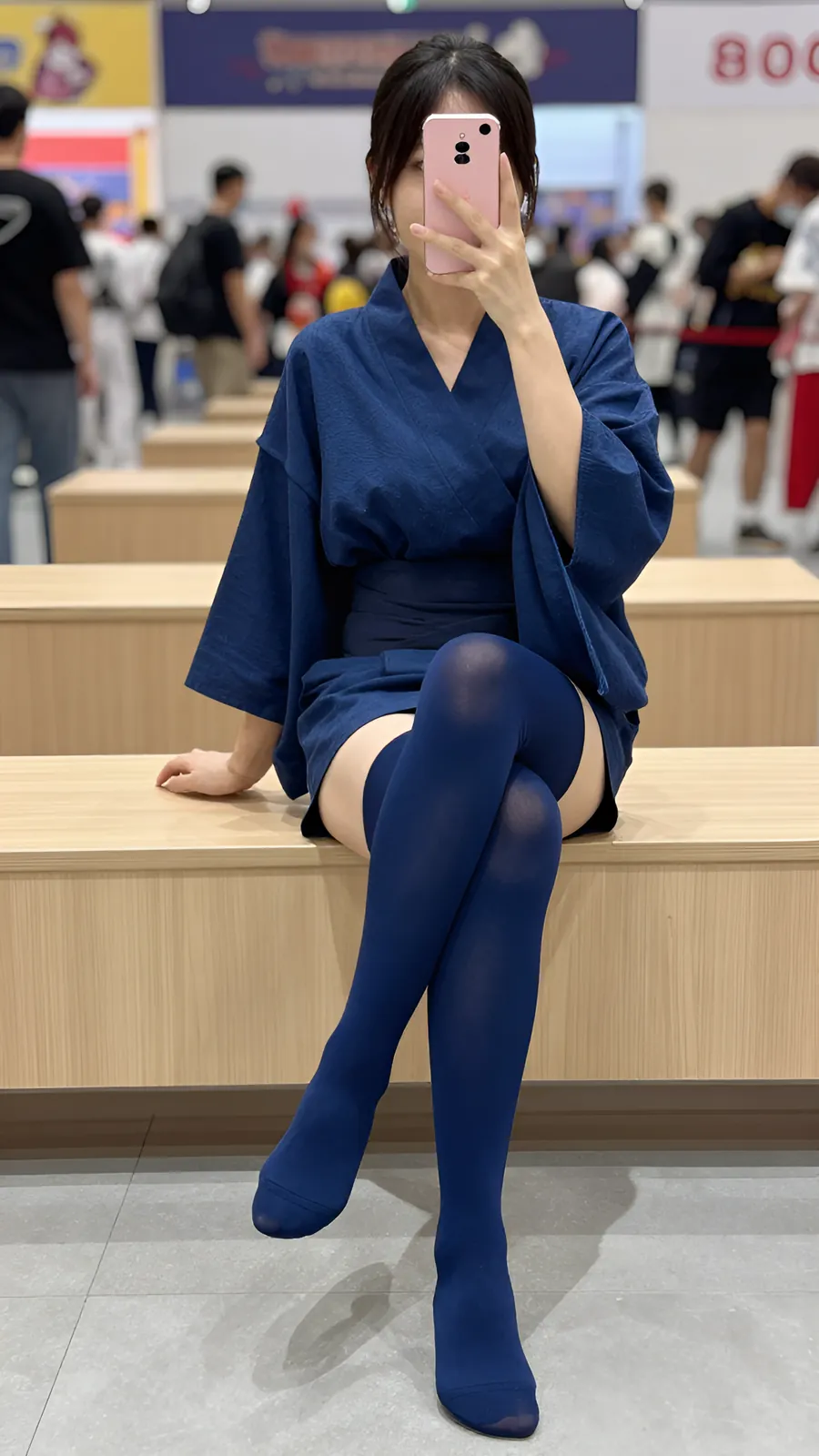 30D 海军蓝连裤袜 · 桌沿伸腿坐姿 visual reference