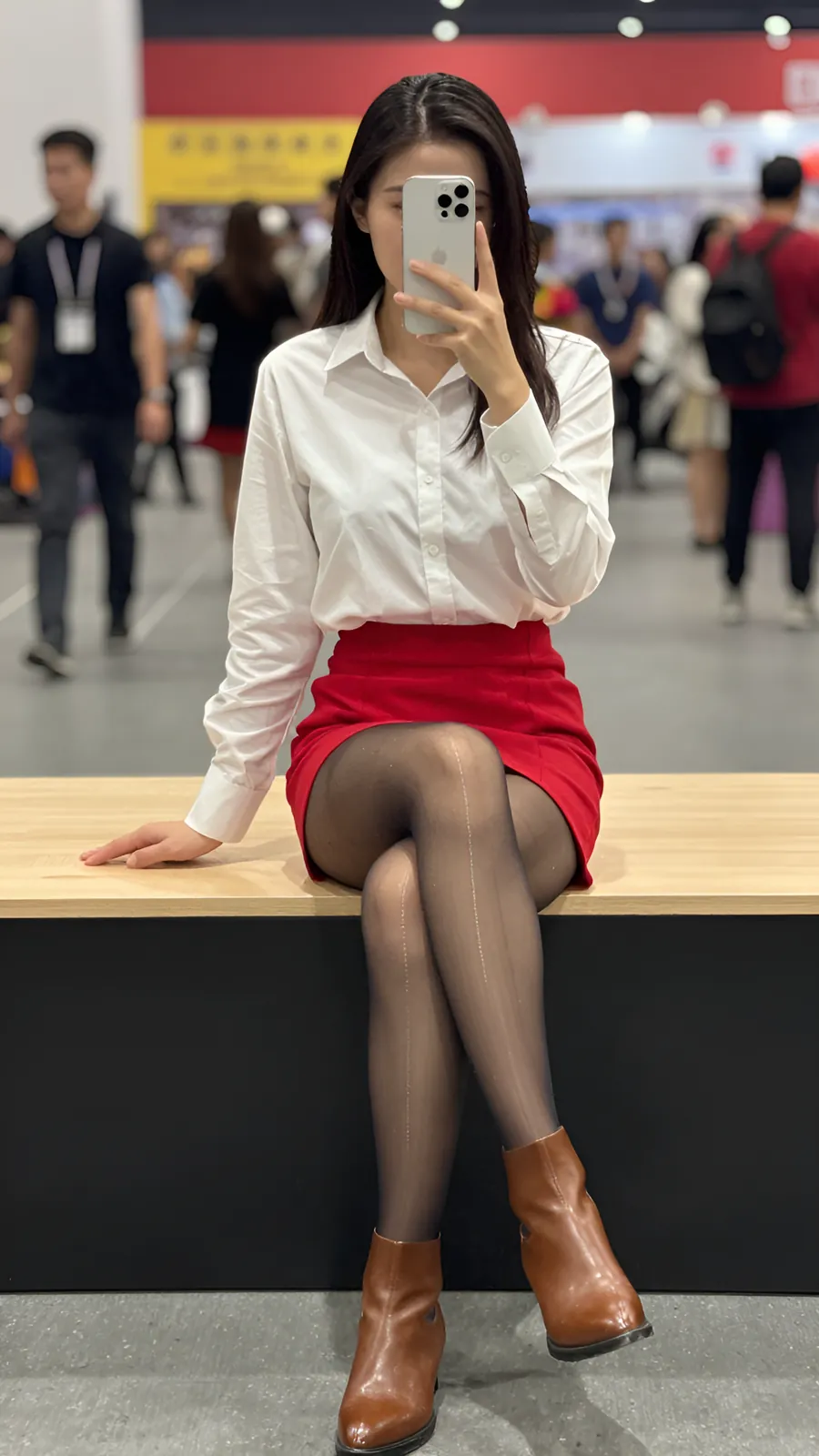 20D 炭灰连裤袜 · 桌沿伸腿坐姿 visual reference