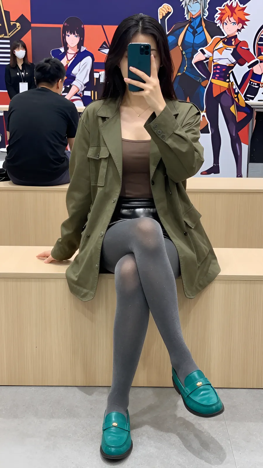 15D 烟灰连裤袜 · 桌沿伸腿坐姿 visual reference