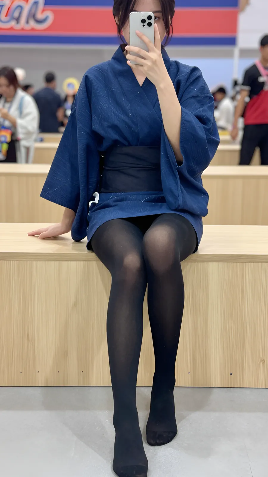15D 纯黑连裤袜 · 桌沿伸腿坐姿 visual reference