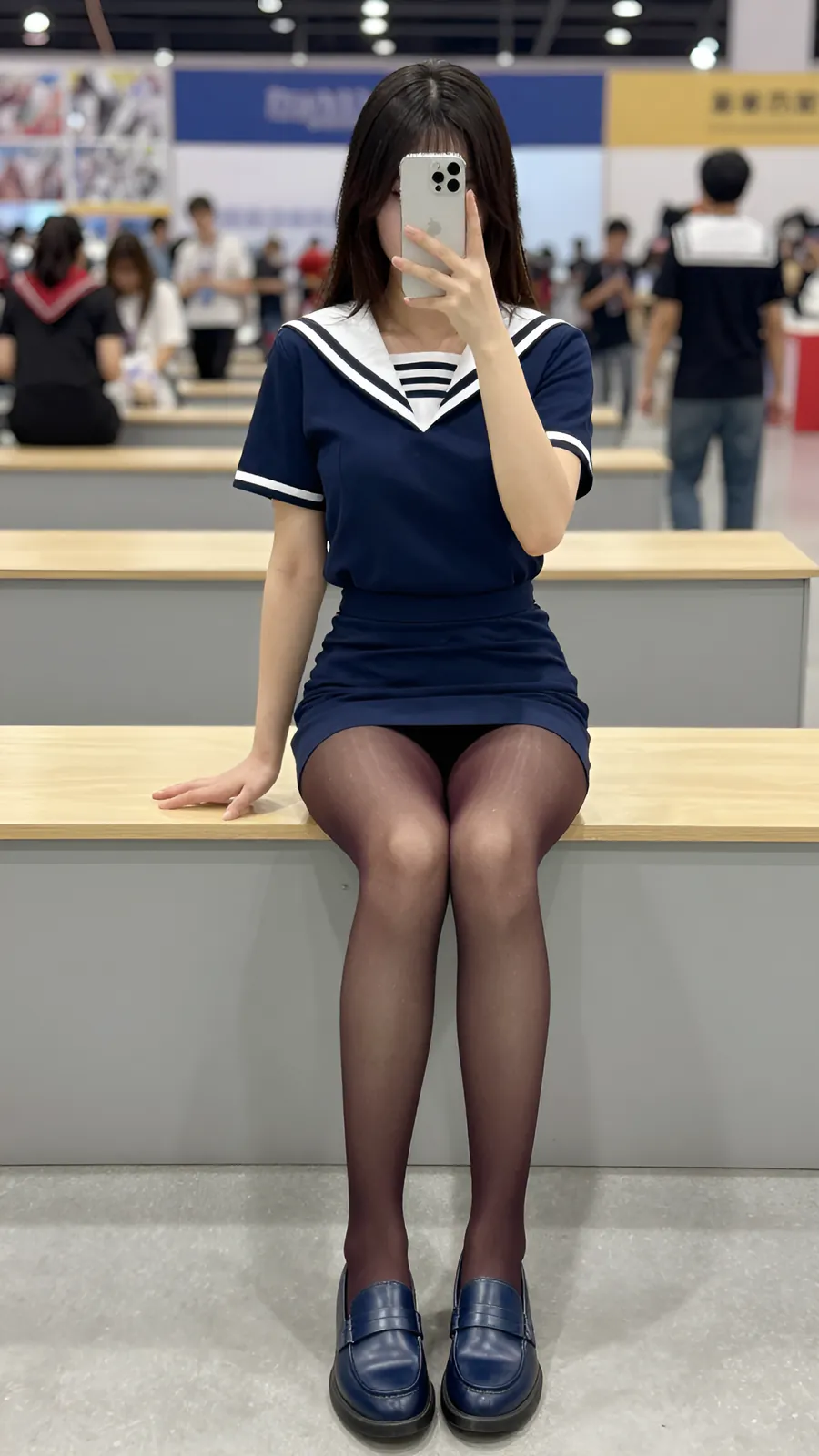 40D 咖啡棕连裤袜 · 桌沿伸腿坐姿 visual reference
