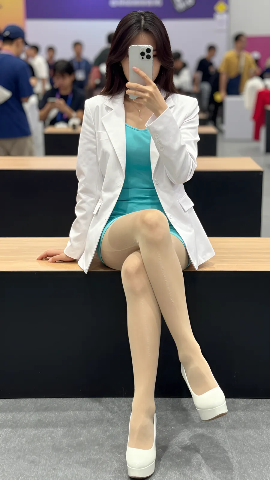 20D 炭灰连裤袜 · 桌沿伸腿坐姿 visual reference