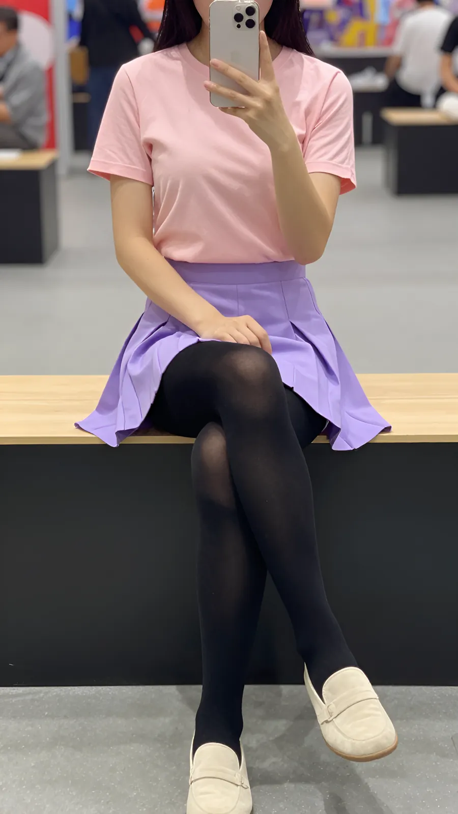 15D 纯黑连裤袜 · 桌沿伸腿坐姿 visual reference