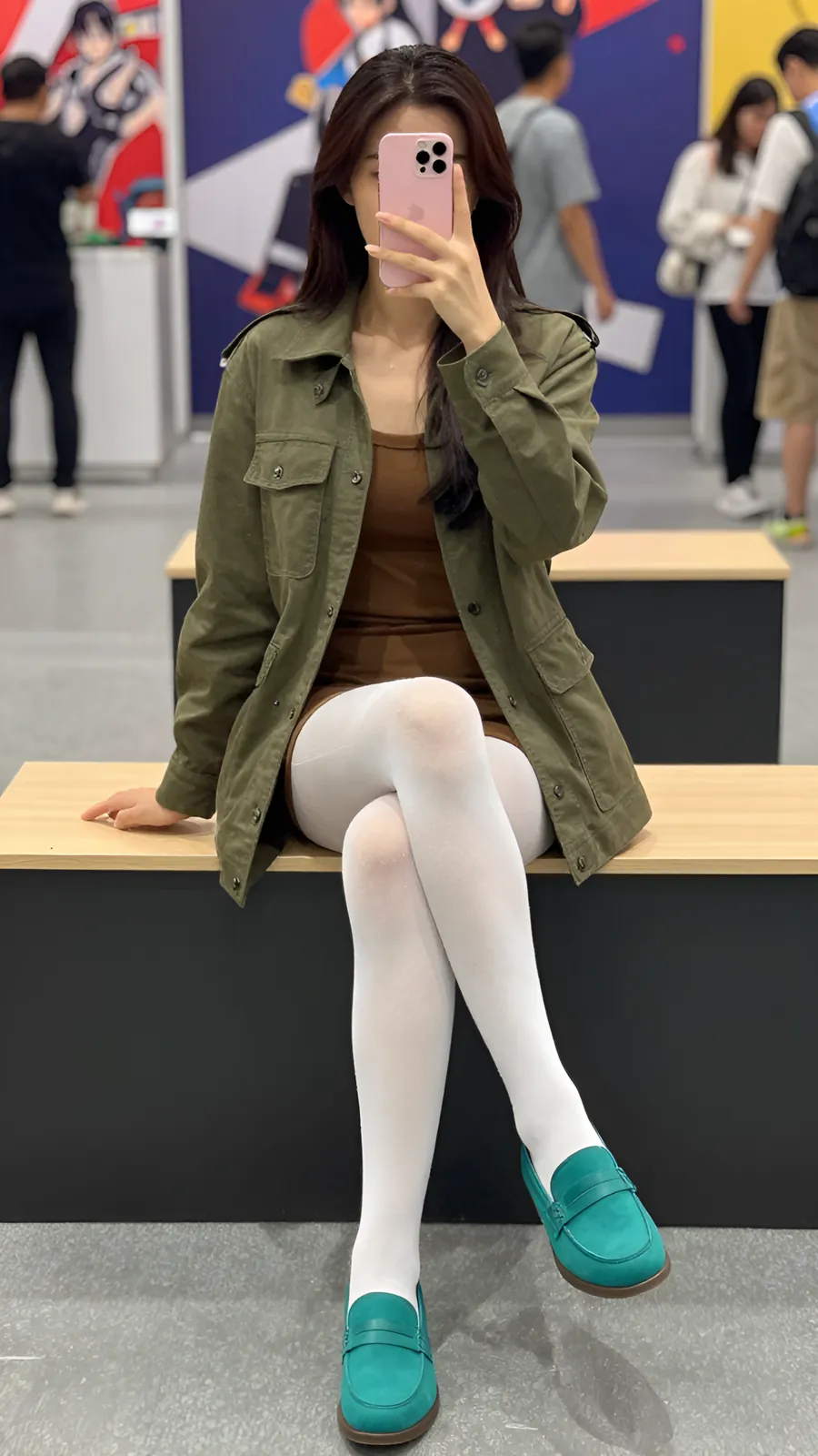 40D 纯白连裤袜 · 桌沿伸腿坐姿 visual reference