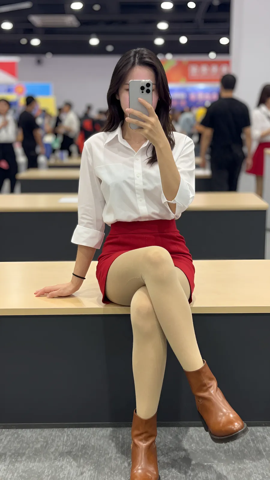 20D 炭灰连裤袜 · 桌沿伸腿坐姿 visual reference