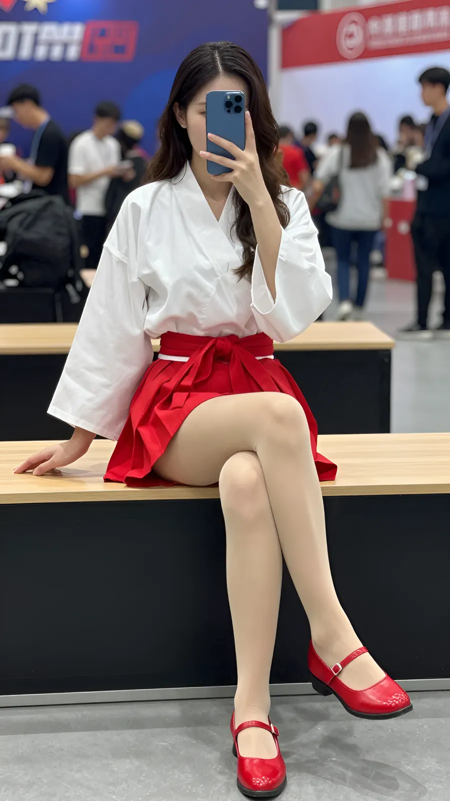 10D 自然肤色连裤袜 · 桌沿伸腿坐姿 visual reference