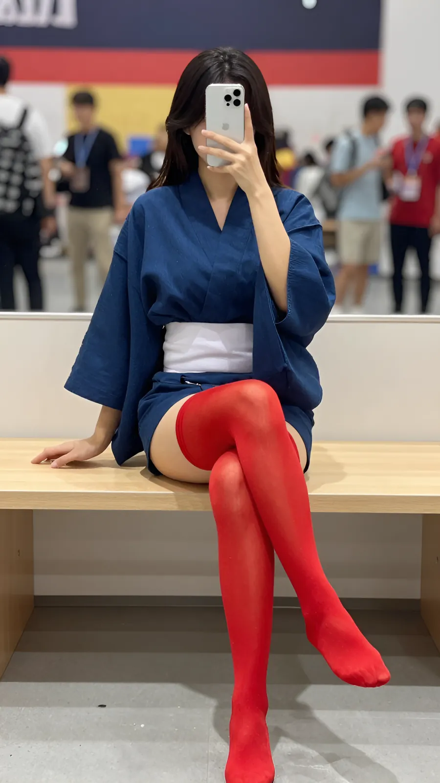30D 酒红连裤袜 · 桌沿伸腿坐姿 visual reference
