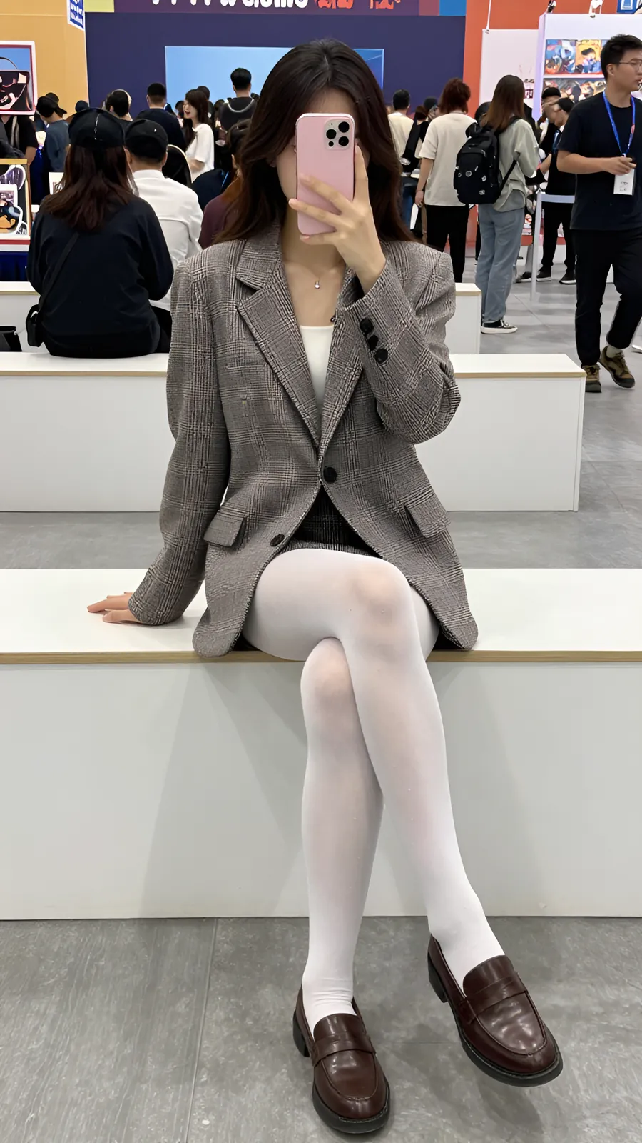 40D 纯白连裤袜 · 桌沿伸腿坐姿 visual reference