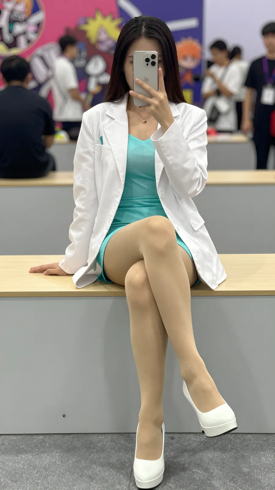 40D 咖啡棕连裤袜 · 桌沿伸腿坐姿 visual reference