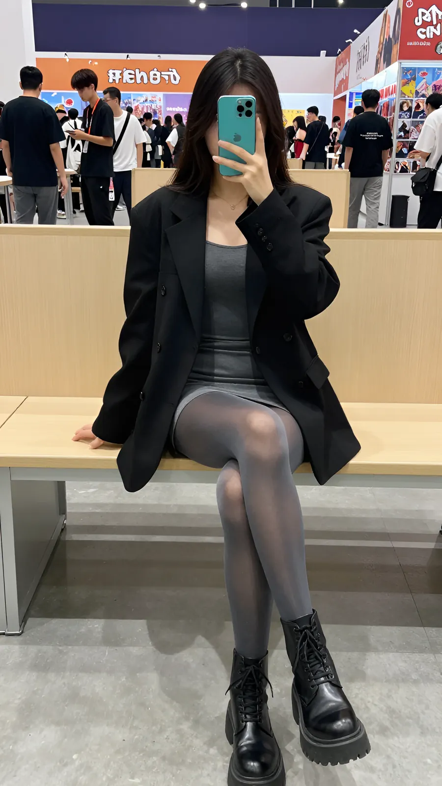 15D 烟灰连裤袜 · 桌沿伸腿坐姿 visual reference