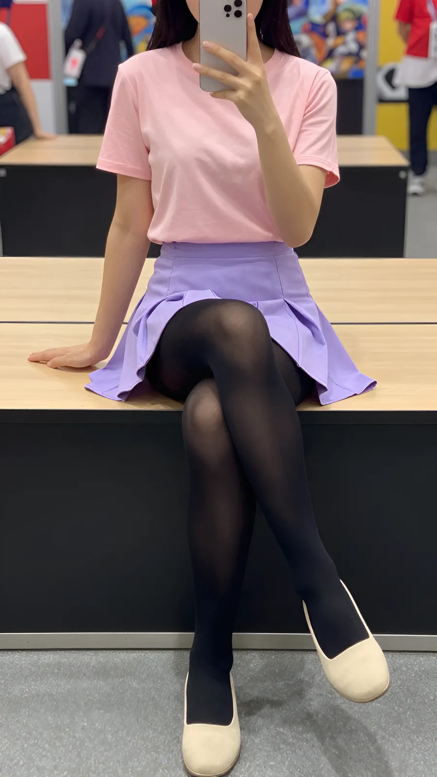 15D 纯黑连裤袜 · 桌沿伸腿坐姿 visual reference