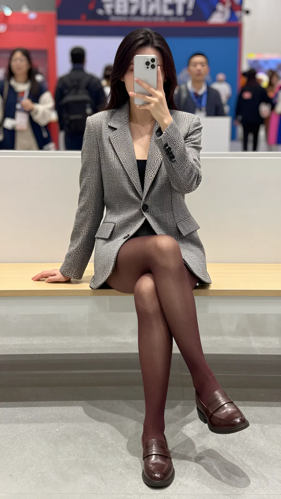 40D 咖啡棕连裤袜 · 桌沿伸腿坐姿 visual reference